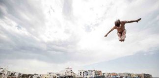 15 Moments les plus malades de la série mondiale Red Bull Cliff Diving en Italie