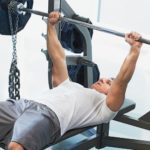 Ajouter des chaînes ou des bandes à votre banque La presse peut exploser votre One-Rep Max