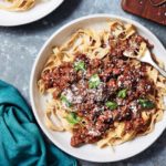 Recette: Comment faire du bœuf au bifteck rouge sur les Tagliatelles de Fife rouge