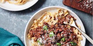 Recette: Comment faire du bœuf au bifteck rouge sur les Tagliatelles de Fife rouge