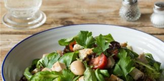 Recette: Comment faire une salade de poulet méditerranéenne avec une vinaigrette au Sherry à l'Olive Noire