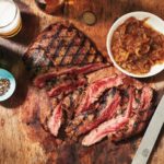 Steak de flan avec des oignons à bière-caramélisés | Men's Fitness