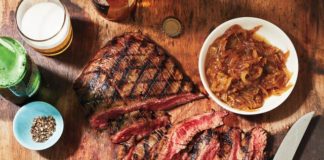 Steak de flan avec des oignons à bière-caramélisés | Men's Fitness